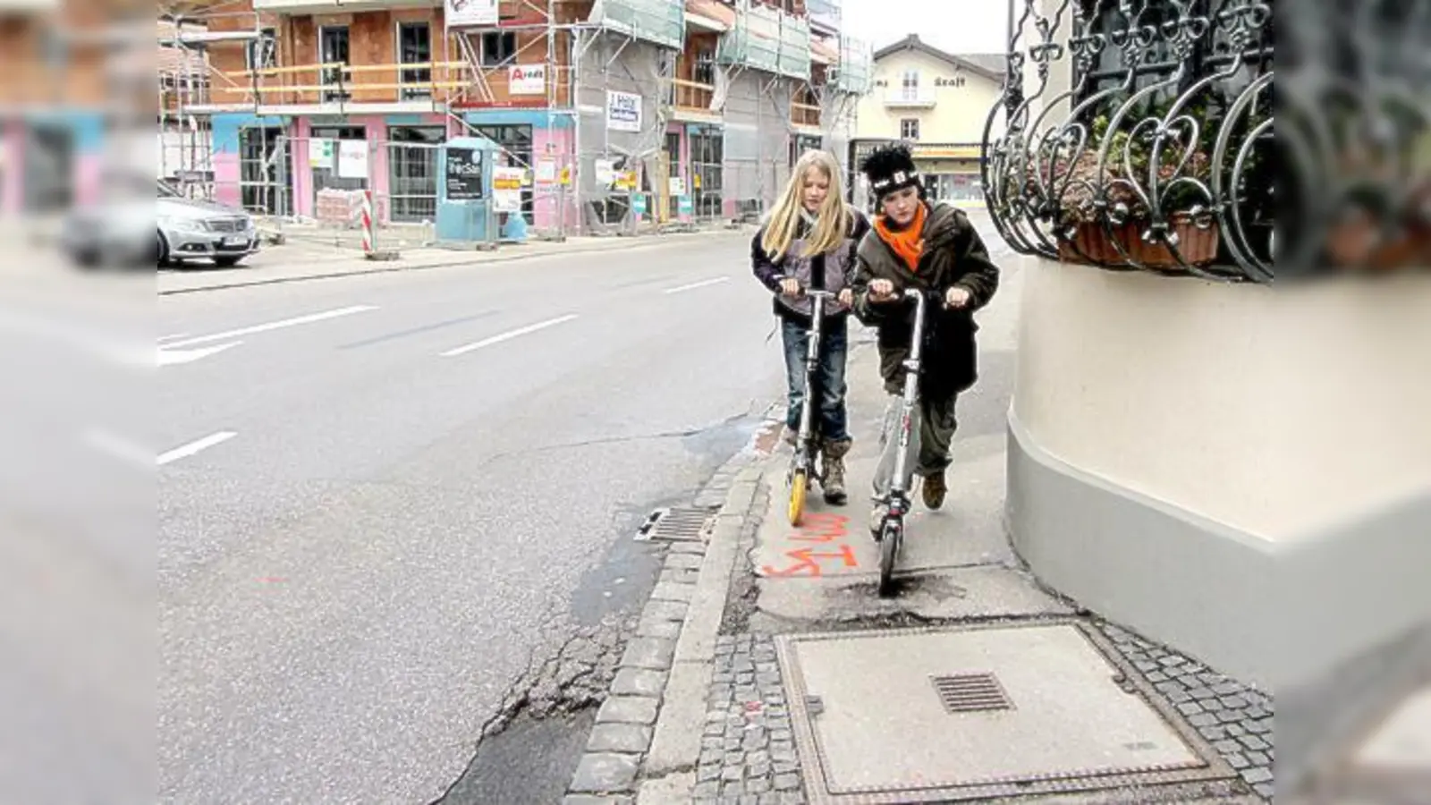 Viel zu eng ist der Gehweg an der Tegernseer  Straße derzeit, das soll sich ändern.	 (Foto: Pietsch)
