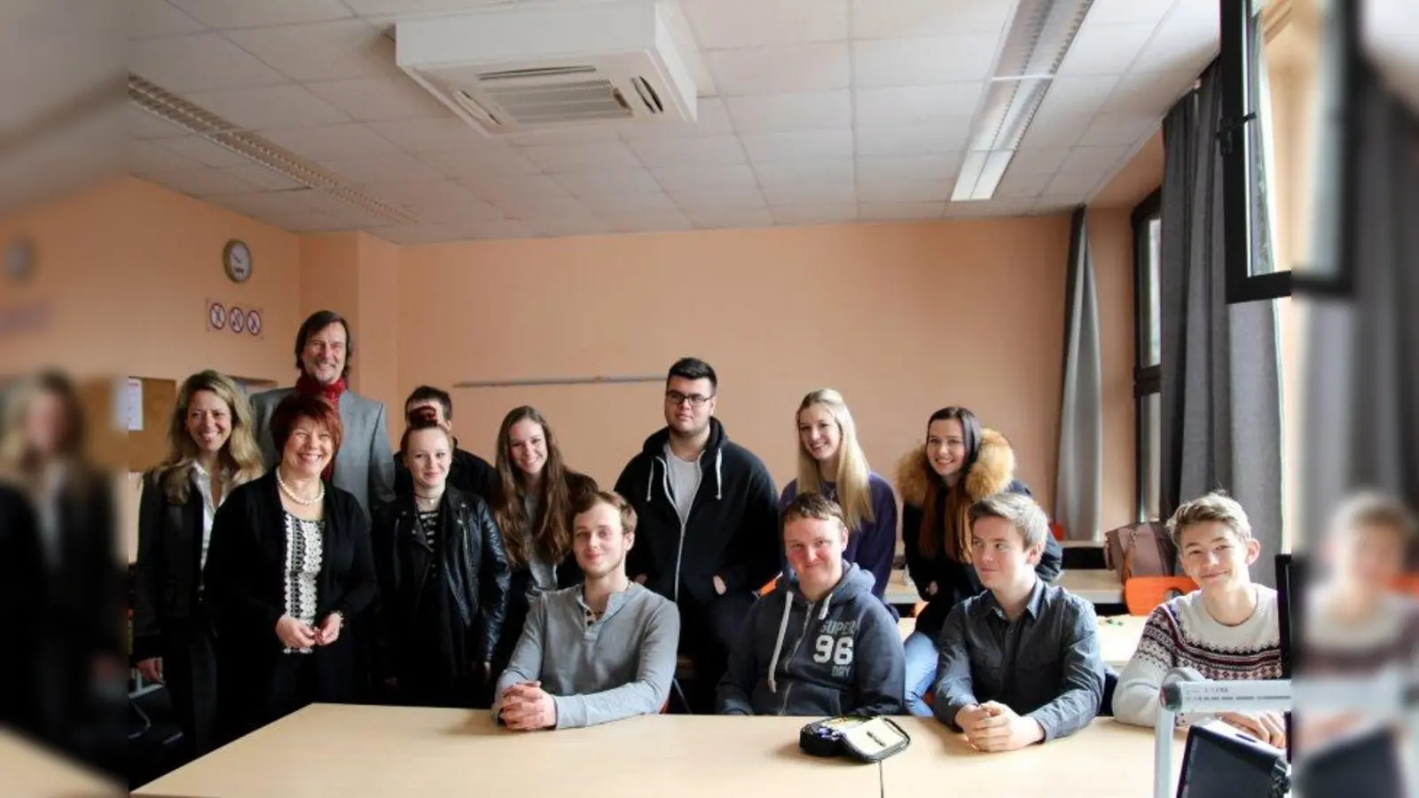 Rege Diskussion über Demokratie, Gerechtigkeit und gesellschaftliches Engagament: Lehrerin Sabine von Osteroht, Landtagsabgeordnete Diana Stachowski und Schulleiter Dr. Thomas Fichtner (v.l.) mit Schülern der 10.2 der Kermess-Wirtschaftsschule. (Foto: us)