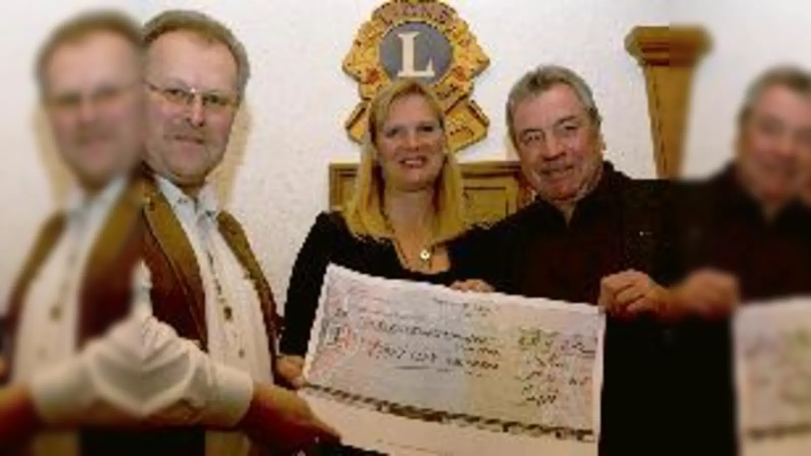 Beatrice Wächter und Ernst Kleindienst vom Lions Club Neufahrn freuen sich über die Spende, die ihnen Peter Seifert (li.) vom Tanzclub Eching überreicht.  (F.: ba)