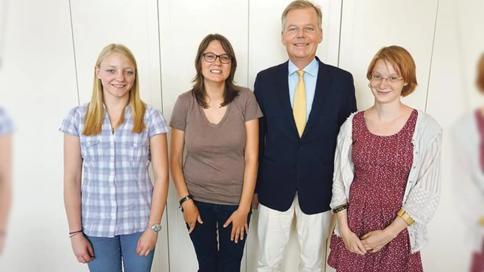 Die neuen Azubis werden von Bürgermeister Jan Neusiedl begrüßt: Luisa Hohenadl, Jana Kleindorfer und Mirjam Schnabel (v. l.)	 (Foto: VA)