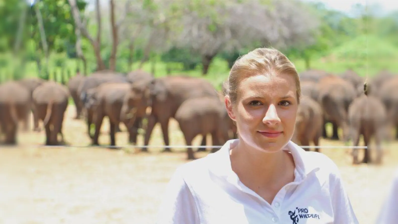 Einmal im Jahr werden die Projekte vor Ort besucht: Adeline Fischer im Elefanten-Waisenhaus auf Sri Lanka. (Foto: Mike Carr)