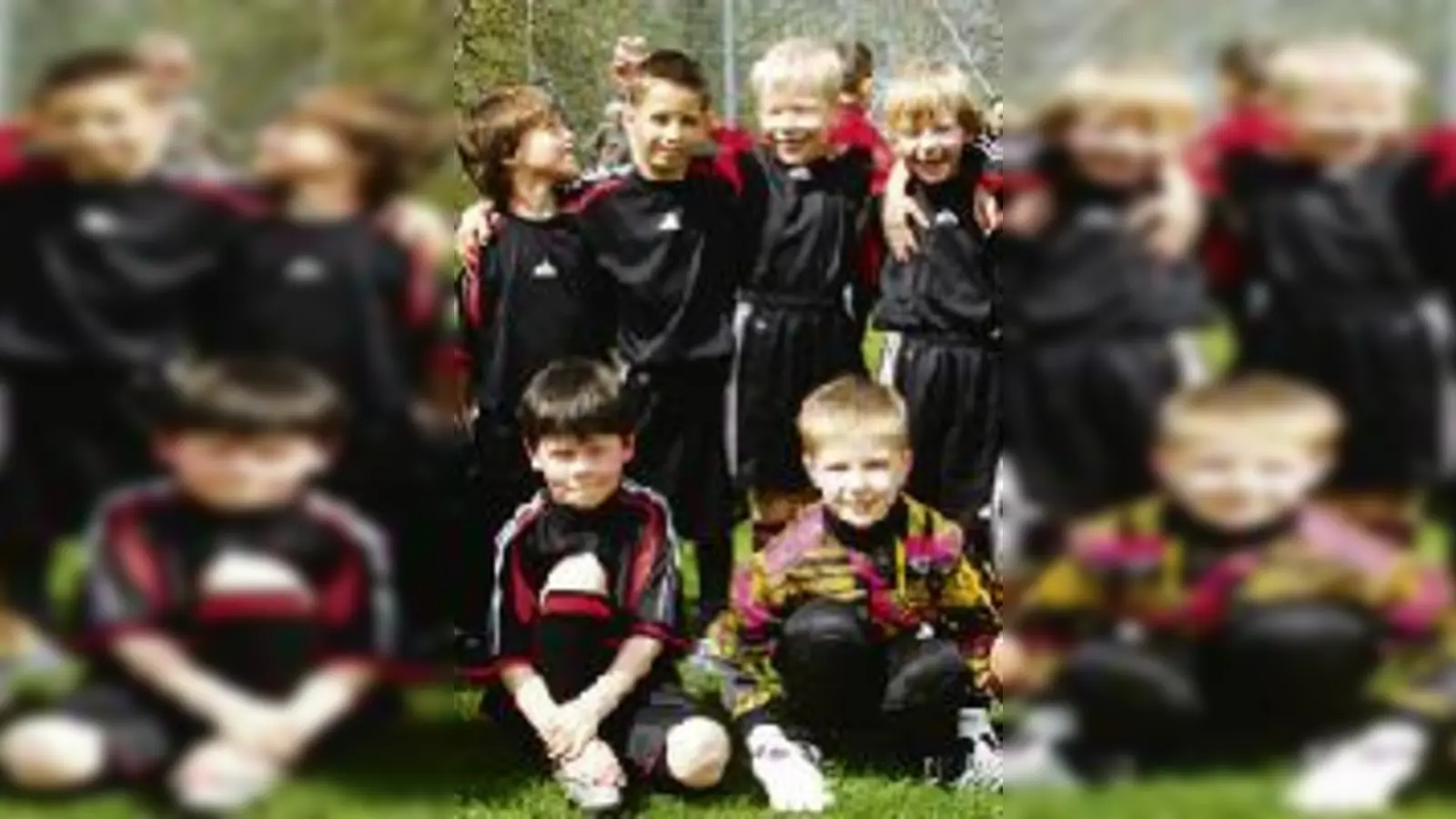 Da strahlen die jungen Spieler des FC Schwabing um die Wette: Sie sind Meister geworden.	  (Foto: VA)