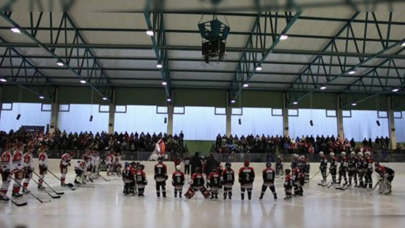 Am Freitagabend entscheidet sich, ob der Landesliga-Pokal nach Unterfranken oder Oberbayern geht. Der EHC Klostersee hat den Vorteil auf heimischen Eis spielen zu können. Denn zuhause sind die Rot-Weißen bislang ungeschlagen.	 (Foto: smg)