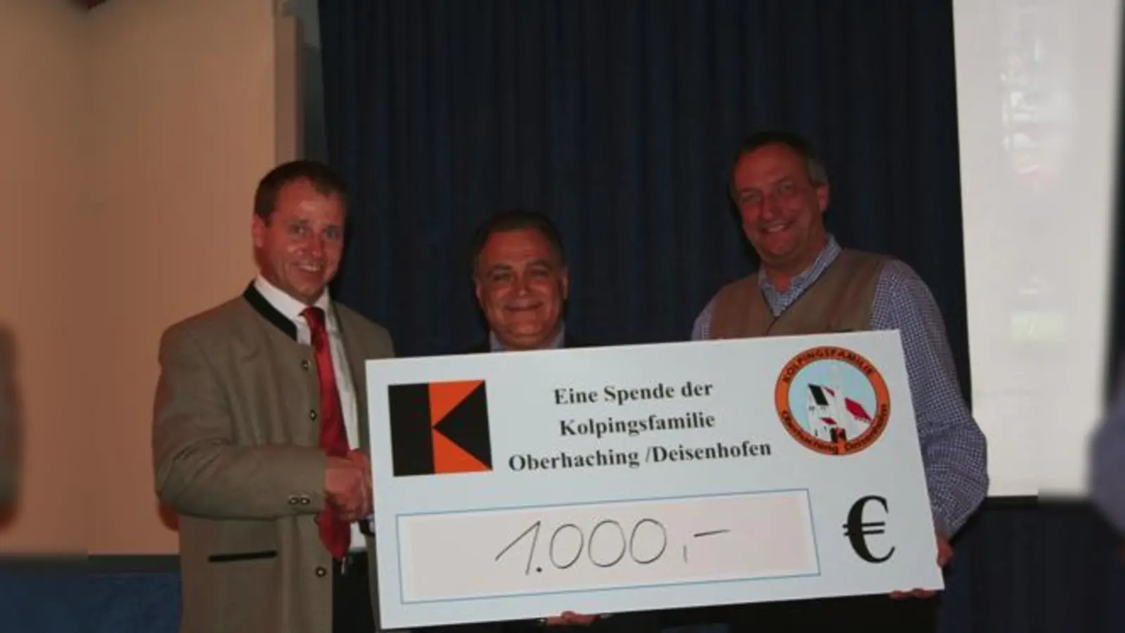 Michael Thaller, 2. Vorsitzender der Kolpingsfamilie (l.), Enzo Giardino, 1. Vorsitzender »Azioni Niños Felices« und Rüdiger Müller (Kolpingsfamilie).   (Foto: Ka)