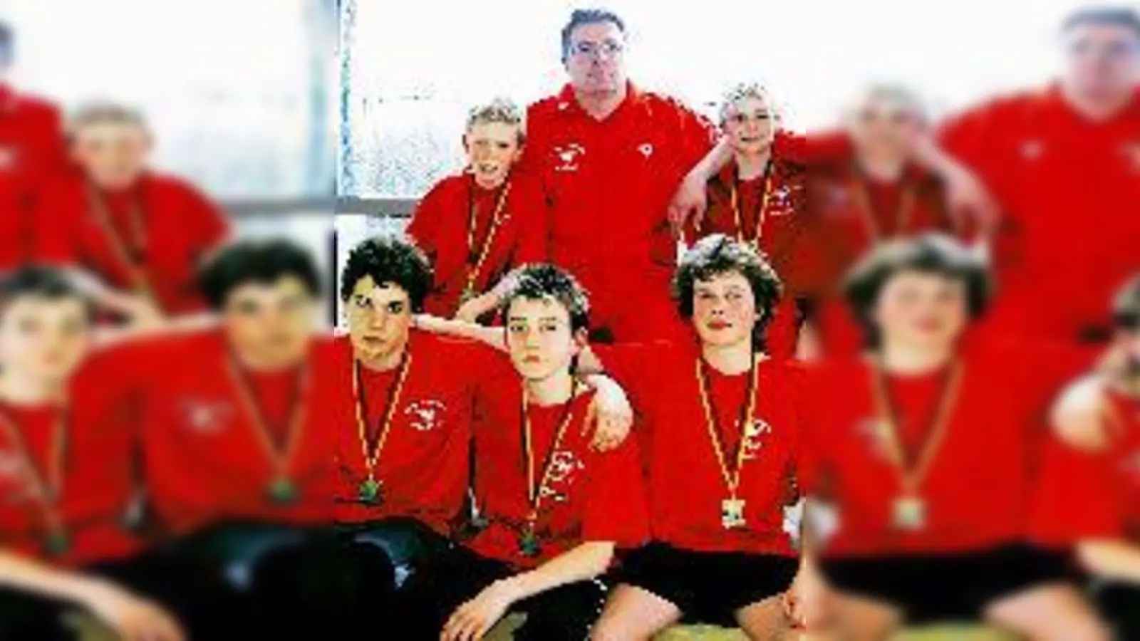 Flinke und glückliche Schwimmer: Sascha Schäfer, Trainer Elvir Mangafic, Alexander Krieger, Manuel Straßl. Maximilian Franz, Patrick Hausotter, Max Meyer. (von hinten links) 	 (Foto: Privat)