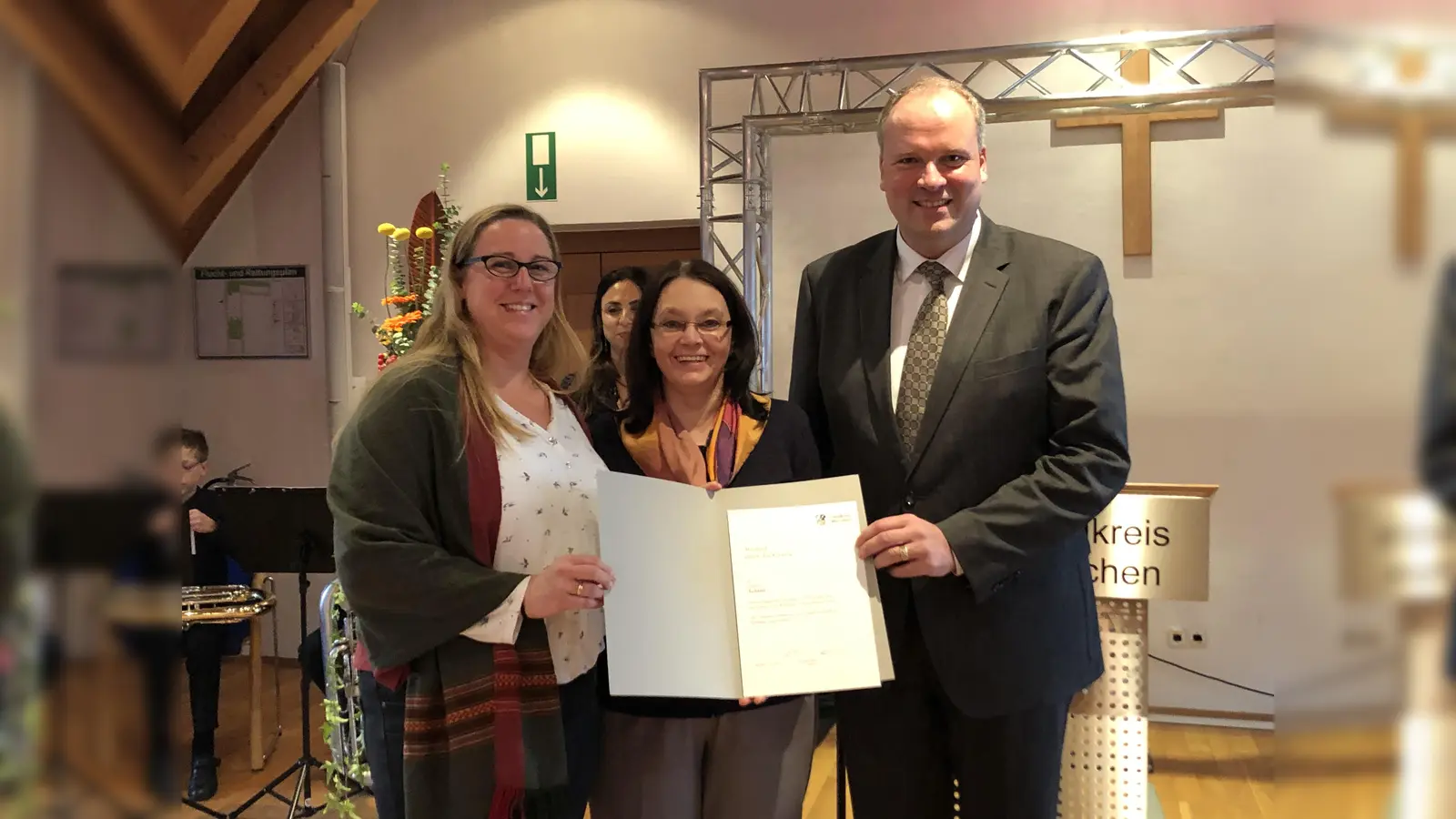 Aus der Gemeinde Aschheim nahmen von Landrat Christoph Göbel Claudia Schreiber und Renate Färber die Urkunde in Empfang. (Foto: hw)