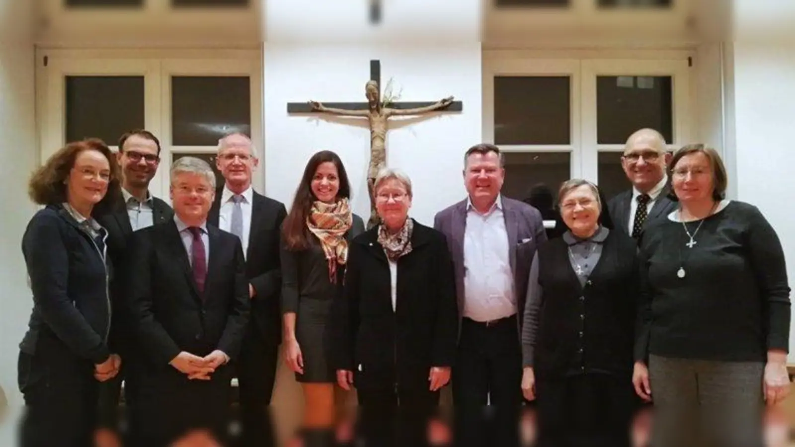 Trafen sich zum Gespräch (von links): Maria Osterhuber-Völkl, Sven Wackermann, Winfried Kaum (alle vom Bezirksausschuss), Verwaltungsleiter Ansgar Nonte, Kommunalreferentin und OB-Kandidatin Kristina Frank, Schwester M. Sabine, Landtagsabgeordneter Josef Schmid, Frieder Vogelsgesang (Bezirksausschuss) sowie  Schwester M. Gertrud und Schwester M. Irene. (Foto: CSU)