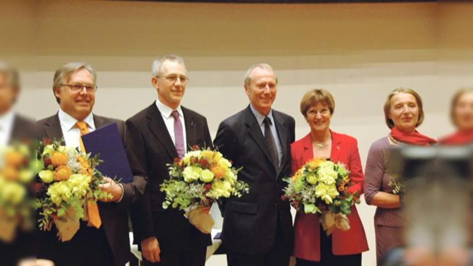 Magda Höfling (2. v. l.) ist eine von vier Preisträgerinnen des Umweltpreises 2011.	 (Foto: Privat)