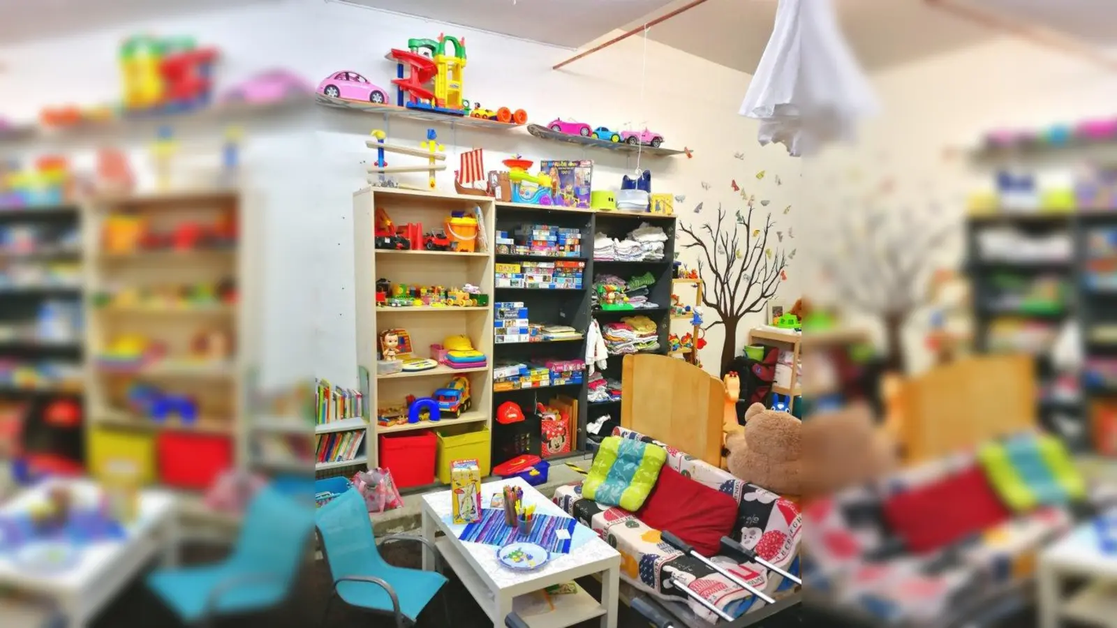 Gut erhaltenes Kinderspielzeug gibt es bei MI&amp;BE. Die Kinder können es sich hier außerdem bequem machen. (Foto: Fiebig)