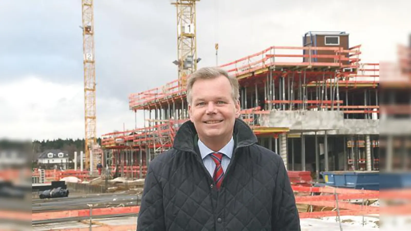 Bürgermeister Jan Neusiedl, hier vor dem künftigen Grünwalder Gymnasium hat auch 2013 jede Menge für seine Heimatgemeinde im Sinn. 	 (Foto: hol)