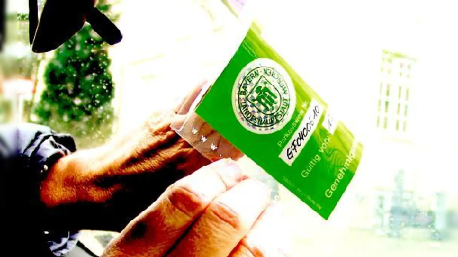 Mit dem ADAC Cardpicker wird der Parkausweis an der Windschutzscheibe sicher angebracht.	 (Foto: Cardpicker)