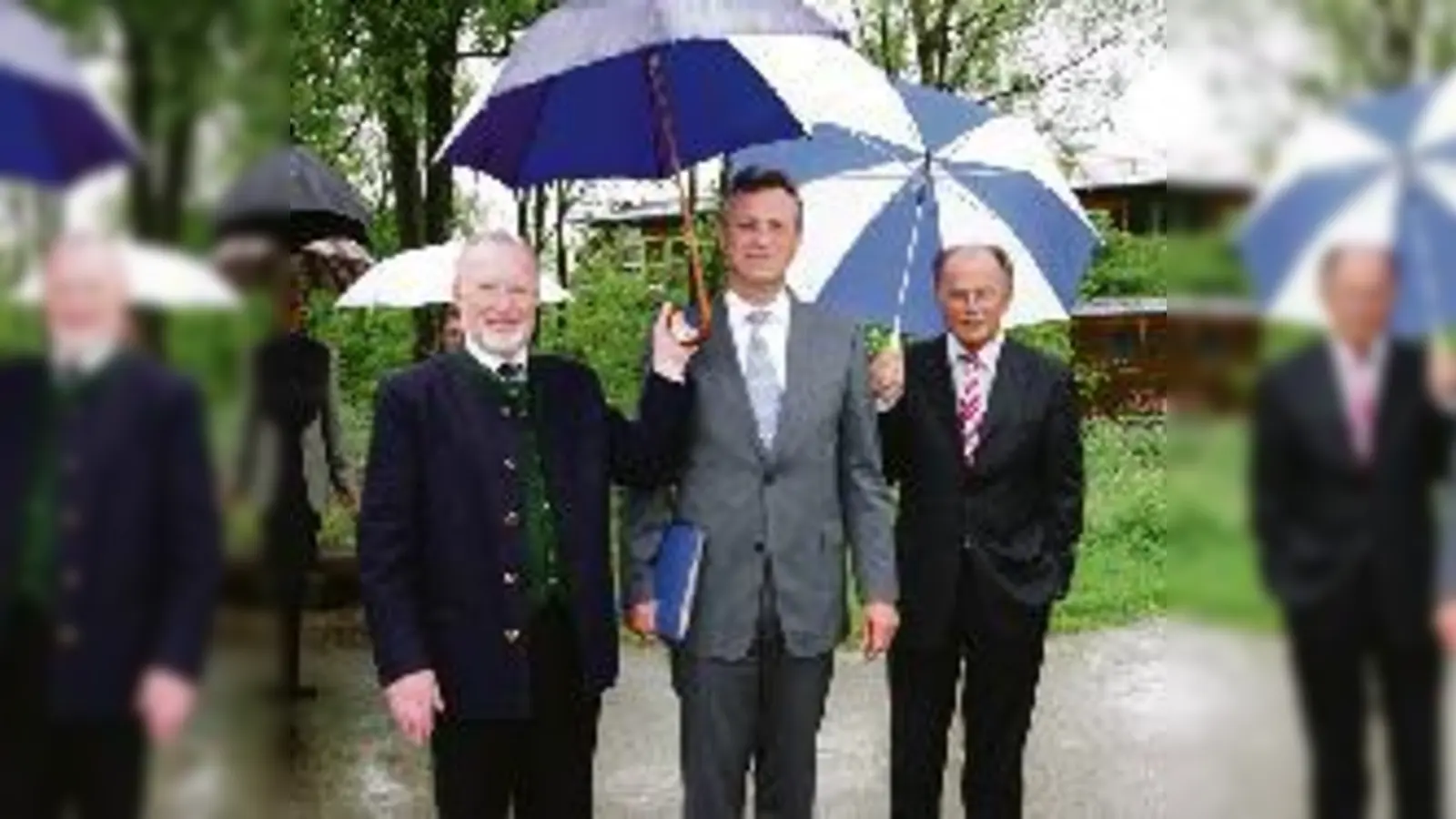 Kultusminister Siegfried Schneider (Mitte) zusammen mit Bezirkstagspräsident Franz Jungwirth (li.) und seinem Stellvertreter Josef Mederer beim Rundgang über das Areal des Schulzentrums.  (Foto: ak)