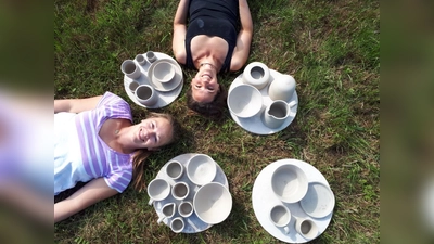 Aline Jörg und Bianca Gurka bieten bei der Volkshochschule Neufahrn im Frühjahr zahlreiche Töpferkurse an. (Foto: VA)