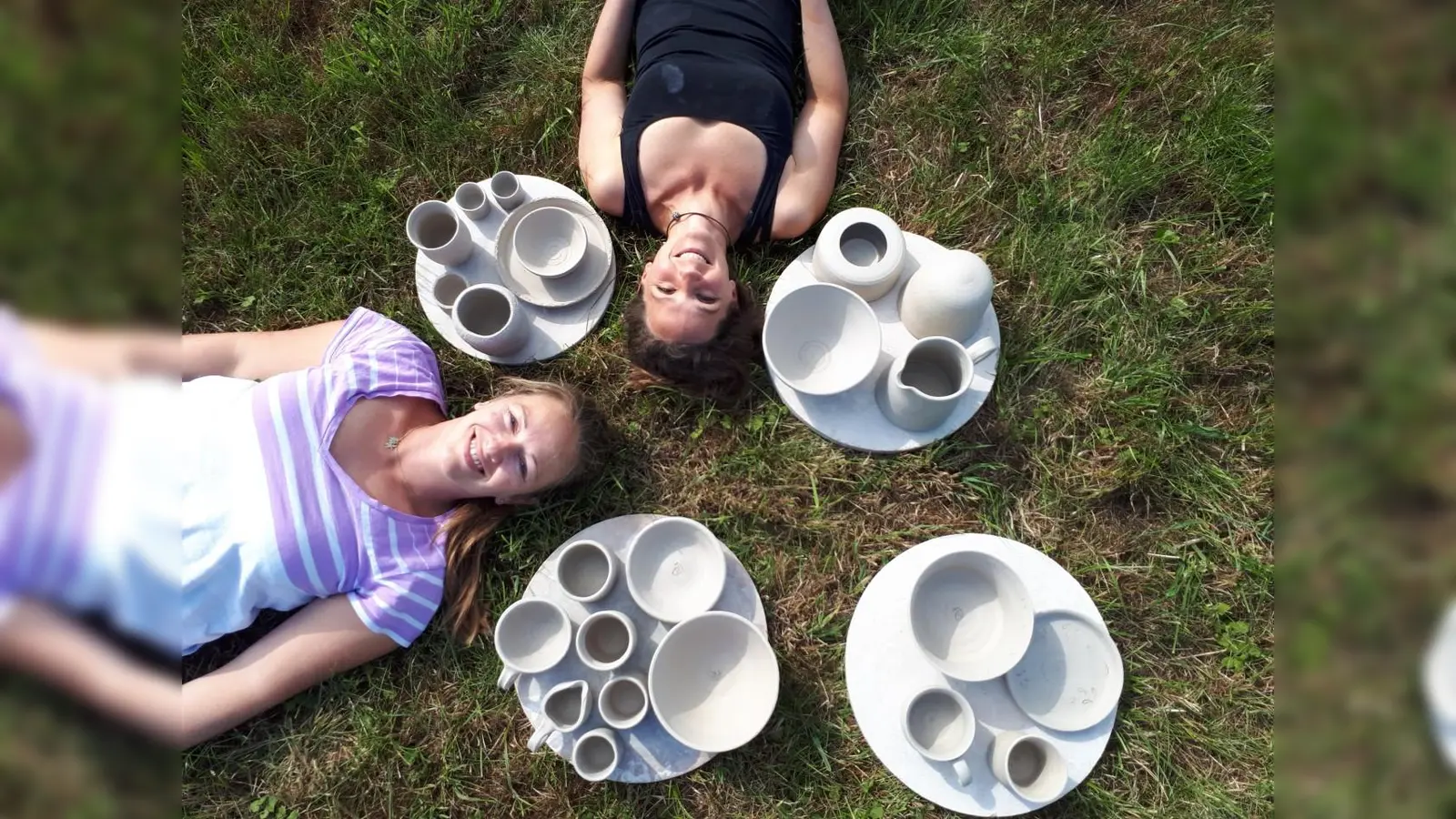 Aline Jörg und Bianca Gurka bieten bei der Volkshochschule Neufahrn im Frühjahr zahlreiche Töpferkurse an. (Foto: VA)