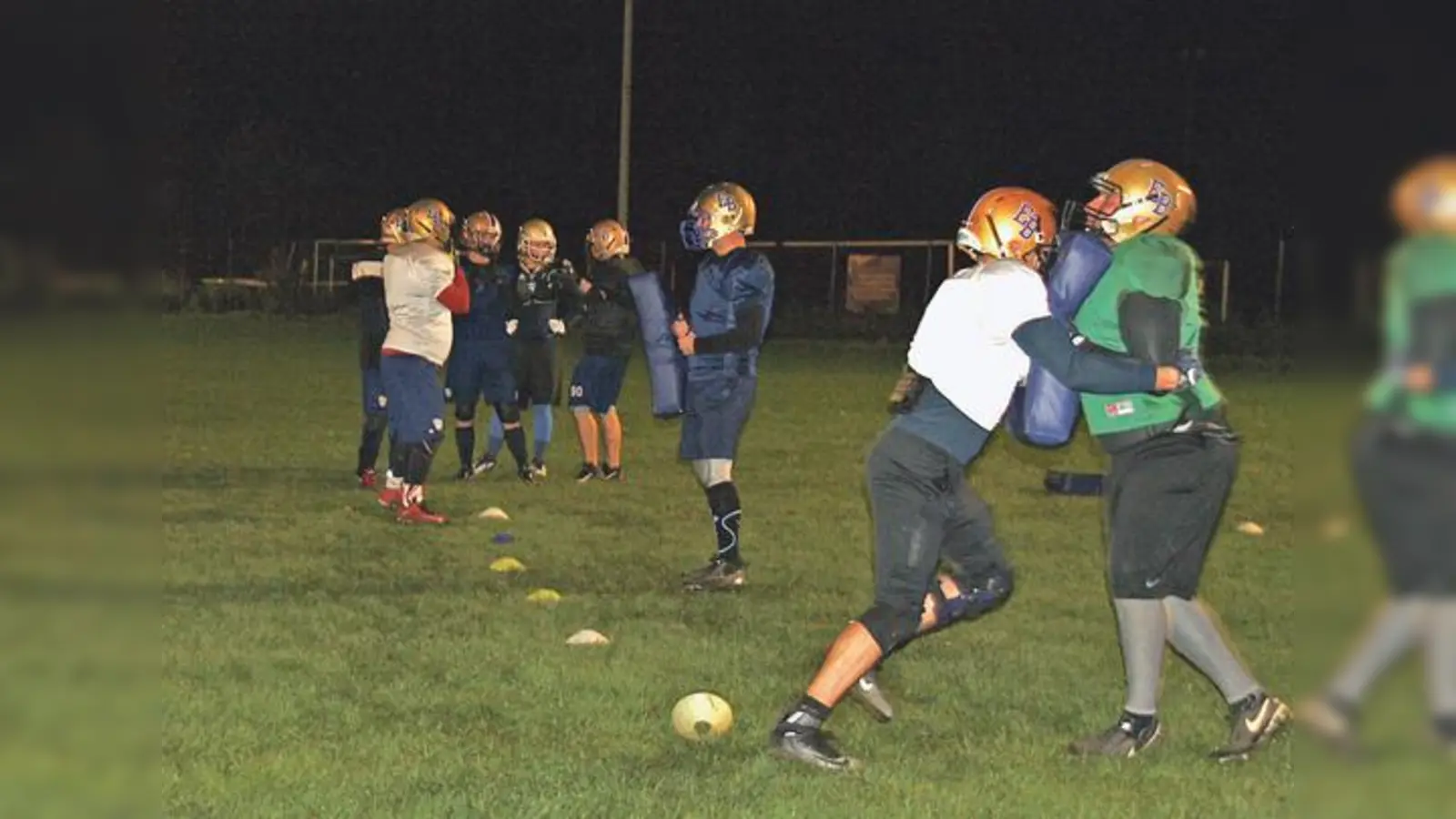 Training unter Flutlicht: Zur ersten Einheit der neuen Saison kamen rund 75 Spieler.	 (Foto: Eva Lütcke)