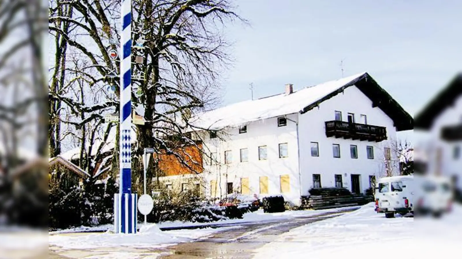 Dringend sanierungsbedürftig ist dieser Bauernhof im Zentrum Lochhofens. Ob es dazu kommt, ist weiterhin ungewiss.   (Foto: A. Pietsch)