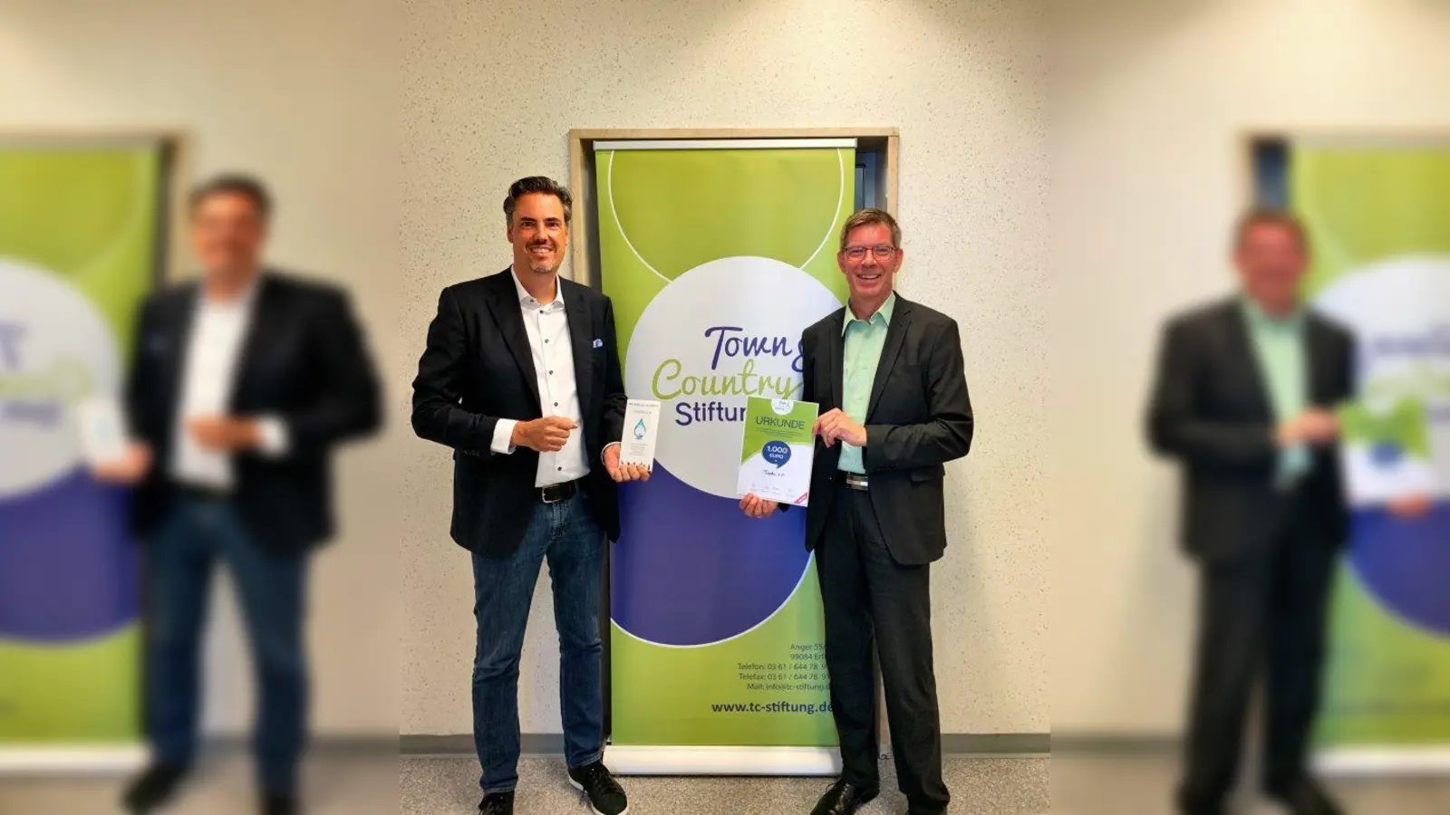 Stiftungsbotschafter Florian Haas übergibt die symbolische Spendenurkunde an Hans Rehbehn, den Vorstandsvorsitzenden des „Tropfen“. (Foto: SHL Gruppe)