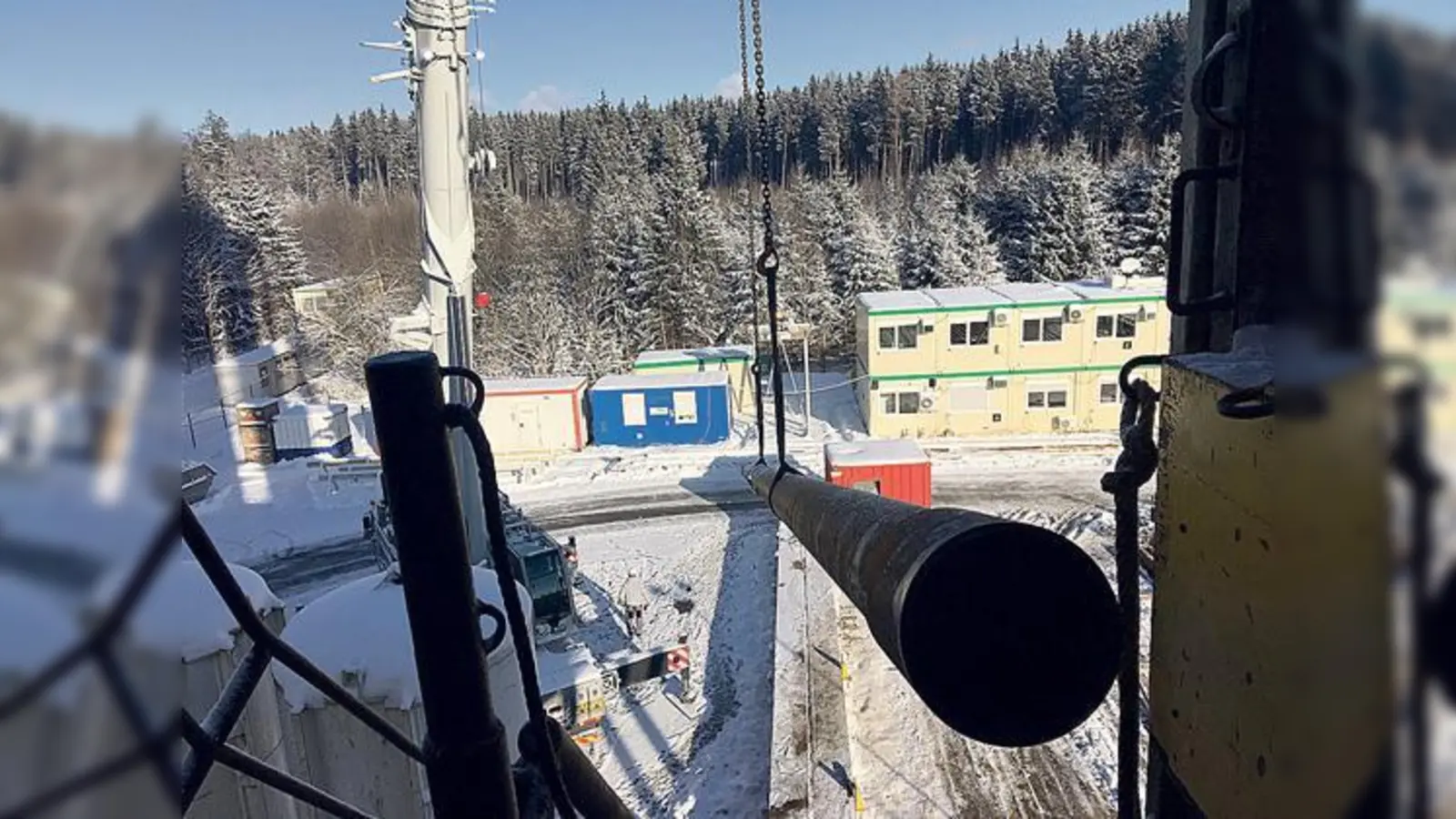 Ein zwölf Meter langes Futterrohr wird per Kran auf die Arbeitsbühne des Bohrturms gehoben.	 (Foto: VA)