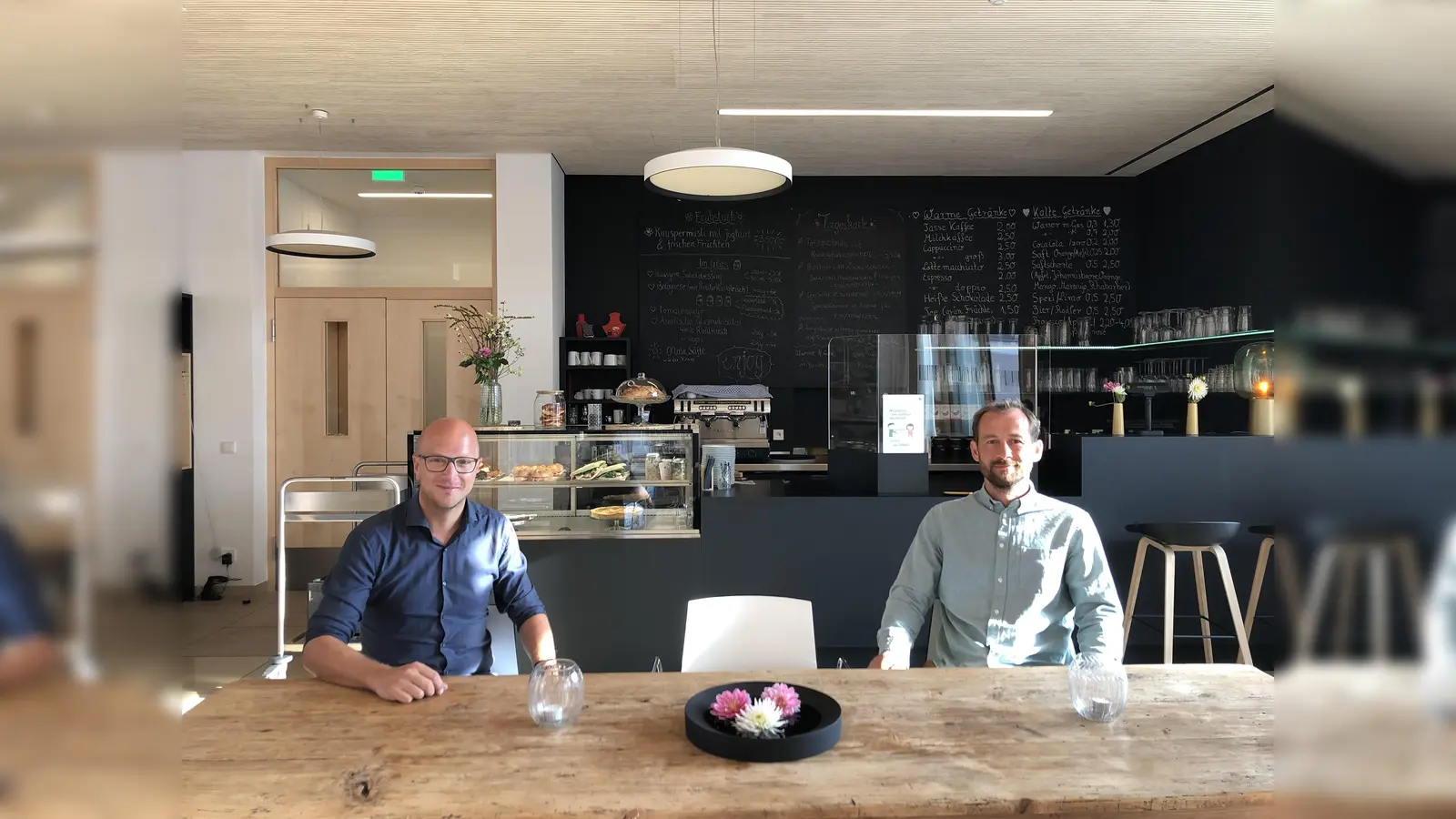 Freuen sich über den Erfolg des Treffpunkts, der Geschäftsführer der Nachbarschaftshilfe, Tobias Sicheneder und Admir Potura vom Treffpunkt-Team (v.l.). (Foto: hw)