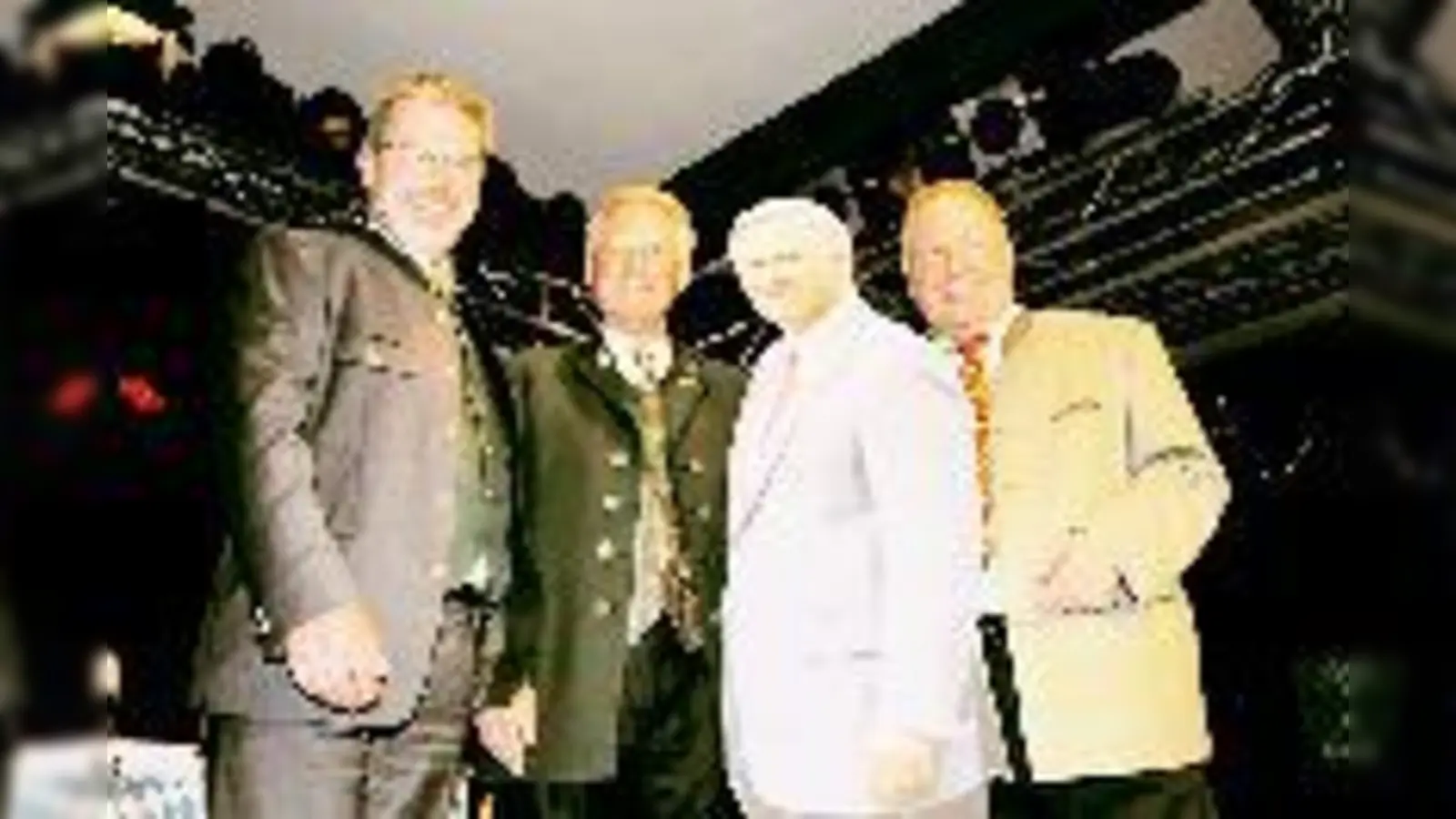 SPD-Stadtrat Helmut Schmid (re.) und SPD-Rathaus-Fraktionschef Alexander Reissl (li.) schenkten Hermann Memmel ein lebensgroßes Foto.  (Foto: Privat)