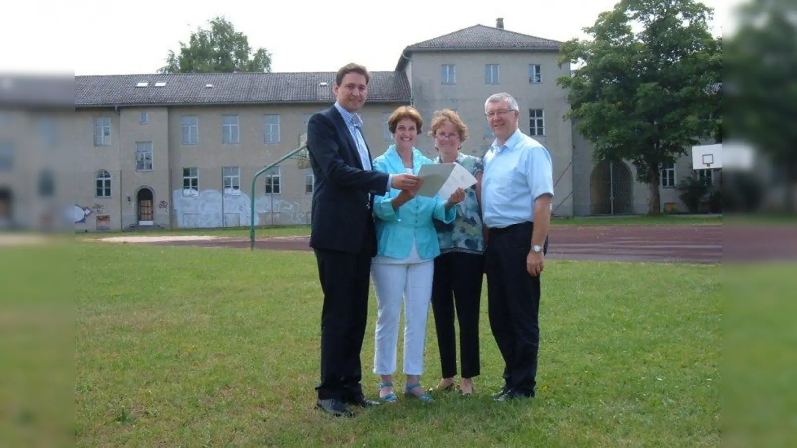 MdL Georg Eisenreich und die drei Schulleiter Exner, Fröhler und Zahlhaas halten das Konzept bereits in Händen. Nun hoffen sie, dass es binnen fünf Jahren Realität wird. (Foto: AH)
