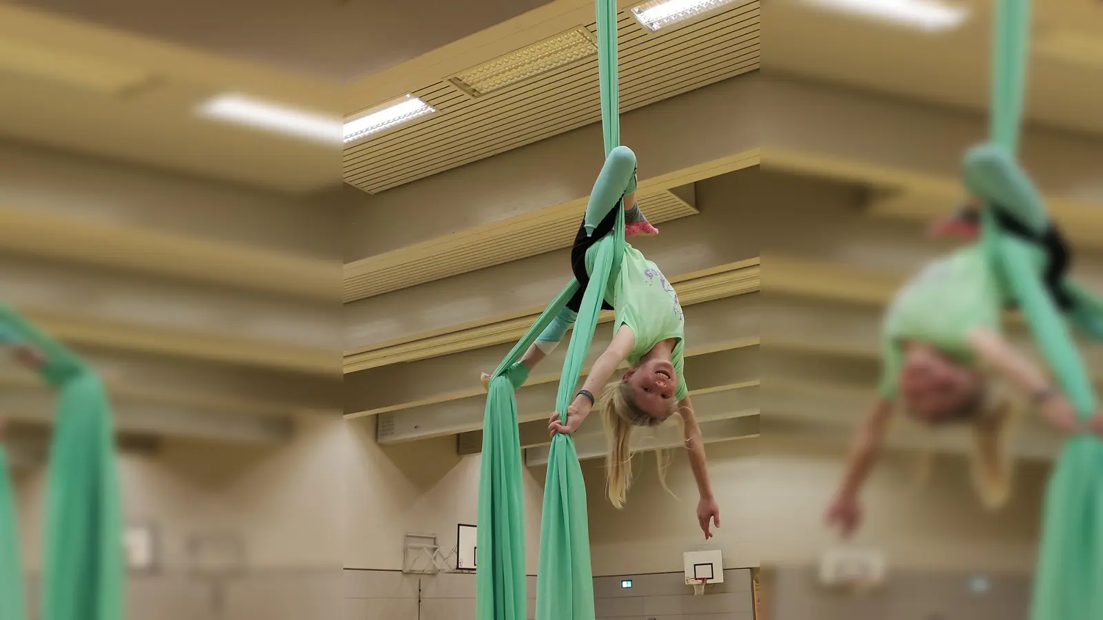 Wer mit Akrobatik hoch hinaus will, ist beim Himmelsstürmer-Workshop des FTM Schwabing genau richtig. Hier kann man die faszinierende Welt der Luftakrobatik mit viel Spaß kennenlernen. (Foto: Verein FTM Schwabing)