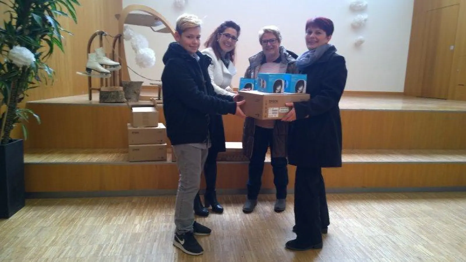 Endlich konnten die hochwertigen Preise an die Schüler der Kerschensteiner Schule übergeben werden. (Foto: dwu)