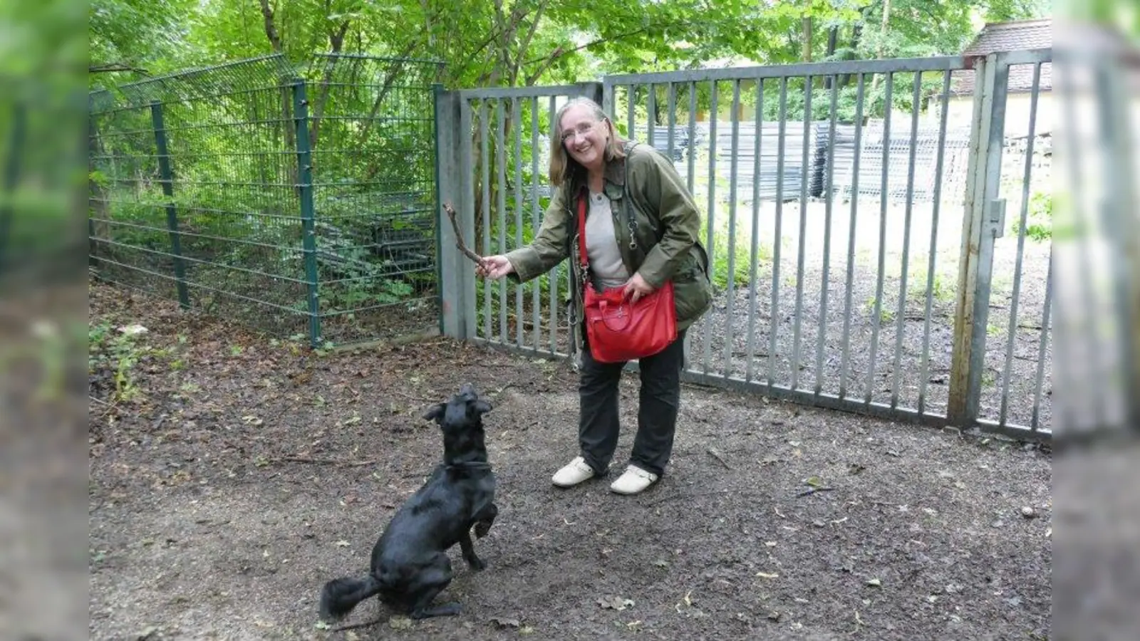 Seniorenbeirätin und Hundefrauchen Monika Obermeyer bemüht sich um einvernehmliche Lösungen. Bei der Bürgerversammlung beantragte sie, dass der Garten des ehemaligen Parkwächterhäuschens als Hundefläche zwischengenutzt werden darf. (Foto: ds)