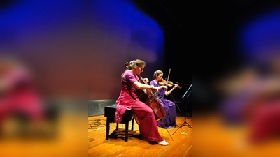 Eine von sechs Musikgruppen: "Shamita's Strings" spielen auf Cello und Geige. (Foto: VA)