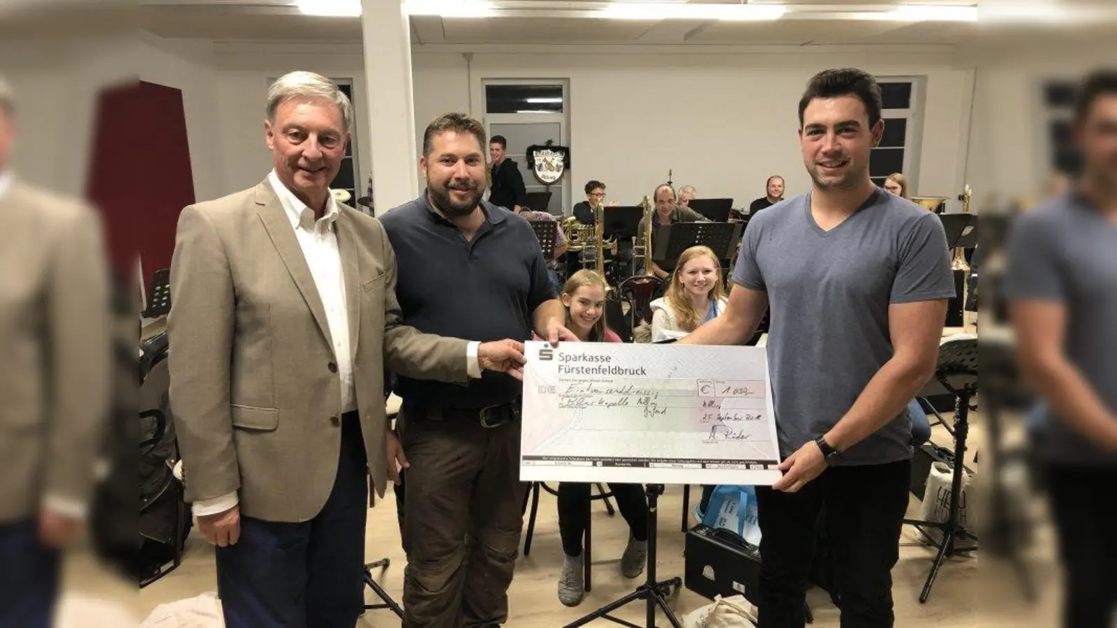 Das zu seinem 65. Geburtstag zusammen gekommene Geld überreichte Frederik Röder (links) an Andreas Lang (Mitte) und Anton Hörger. (Foto: Gemeinde Alling)