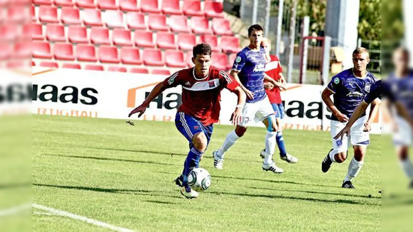 Florian Niederlechner (hier im Spiel gegen Osnabrück) erzielte gegen Bielefeld sein viertes Saisontor  zum Sieg reichte es nicht.	 (Foto: Daniel Glasl)