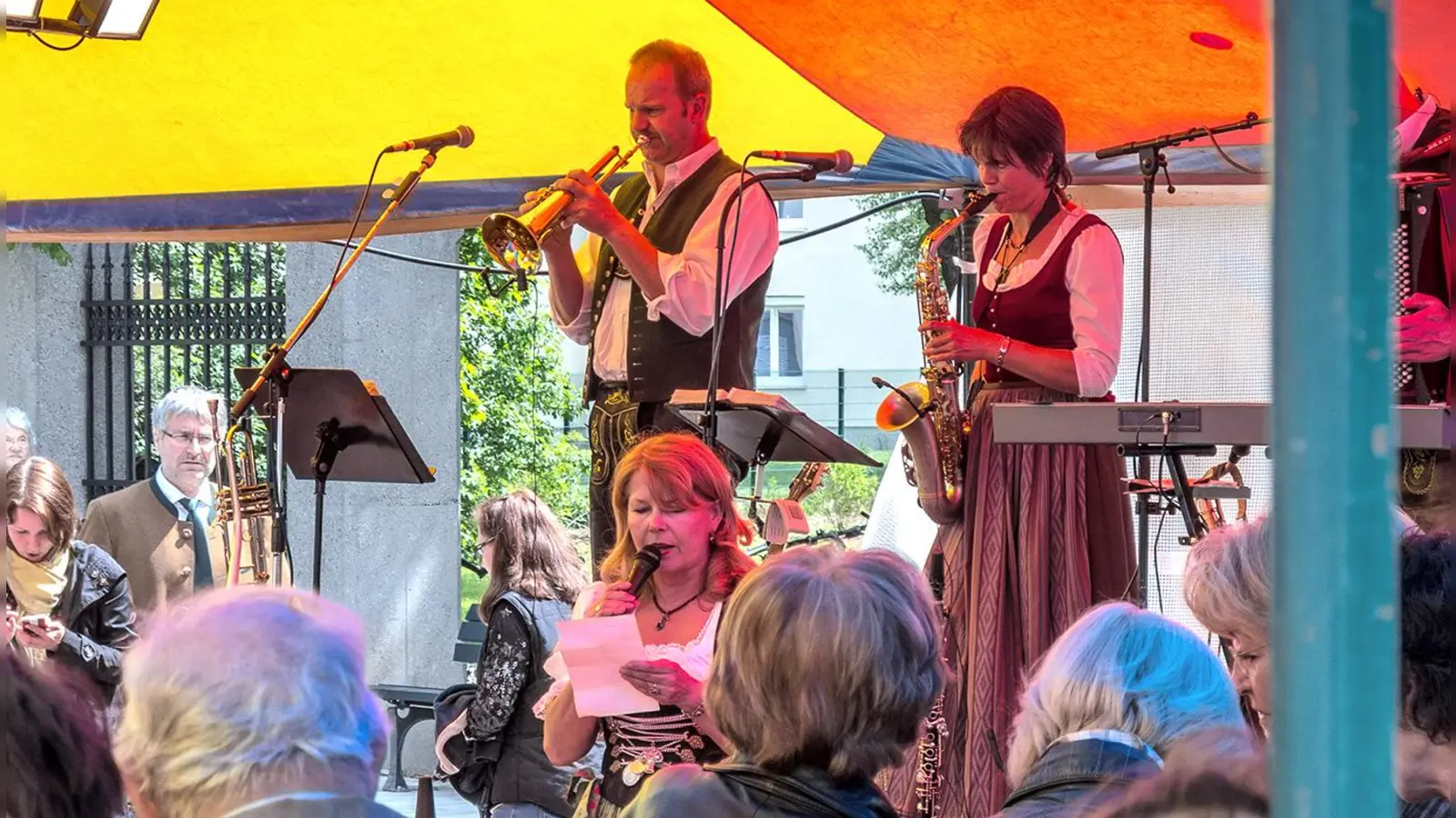Musikalisch wird das Feier von den Heufelder Musikanten begleitet. (Foto: Maibaumverein Berg am Laim)