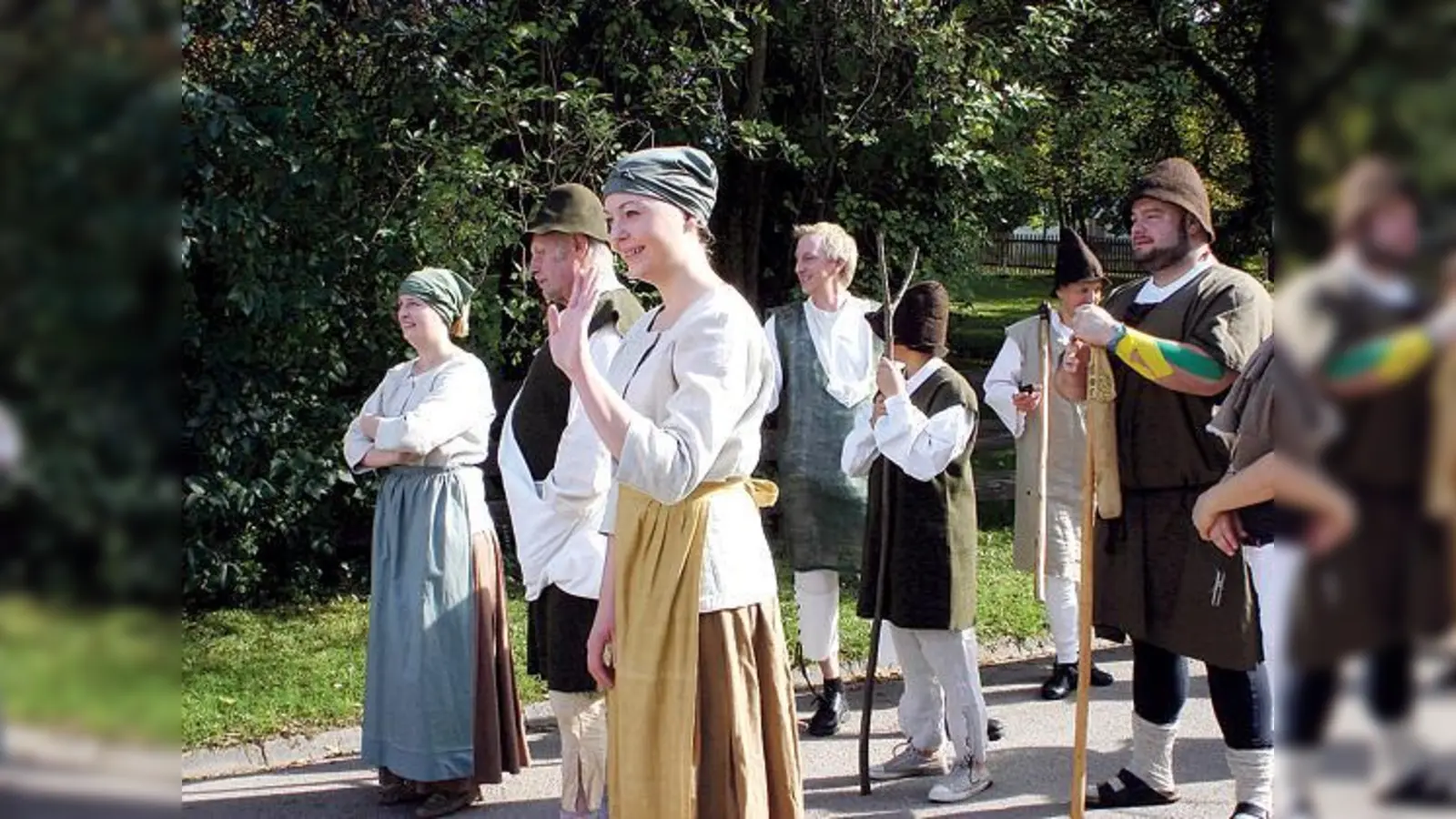 Manche proben schon den Festzug: Die Ottersberger Dorfgemeinschaft kann die Kostüme der 1000-Jahr-Feier des Ortsteils von 1980 wieder verwenden.	 (Foto: cs)