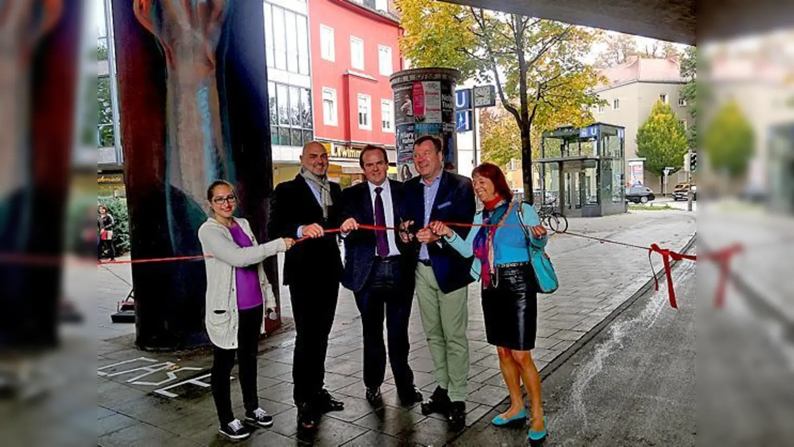 Bürgermeister Josef Schmid (2. v. r.) übergibt die von »Case« und »Herakut« gestalteten Säulen an der Candidbrücke der Öffentlichkeit.	 (Foto: privat)