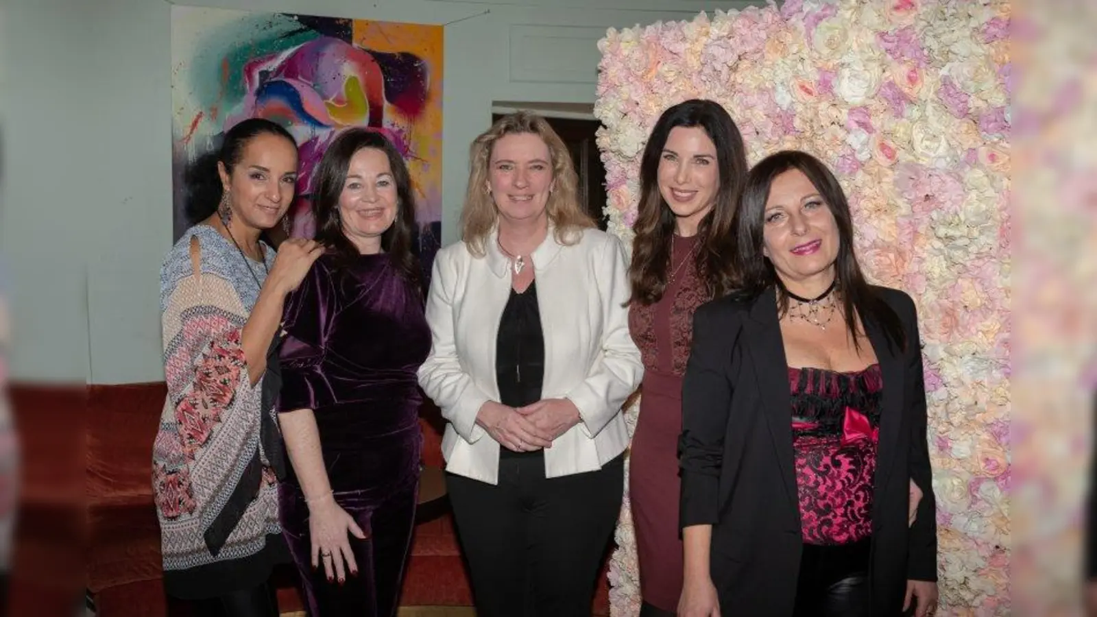 Trafen sich beim Belladonna „Ladies Talk” (von links): Manuela Thoma-Adofo (Sterbebegleiterin und Autorin), Michaela Aschberger (Belladonna-Gründerin), Kerstin Schreyer (bayerische Verkehrs- und Bauministerin sowie Belladonna-Schirmherrin), Alexandra Polzin (Moderatorin) und Barbara Rheinbay (moderne Schamanin und Intuitionscoach). (Foto: Jutta Sixt Fotografie)