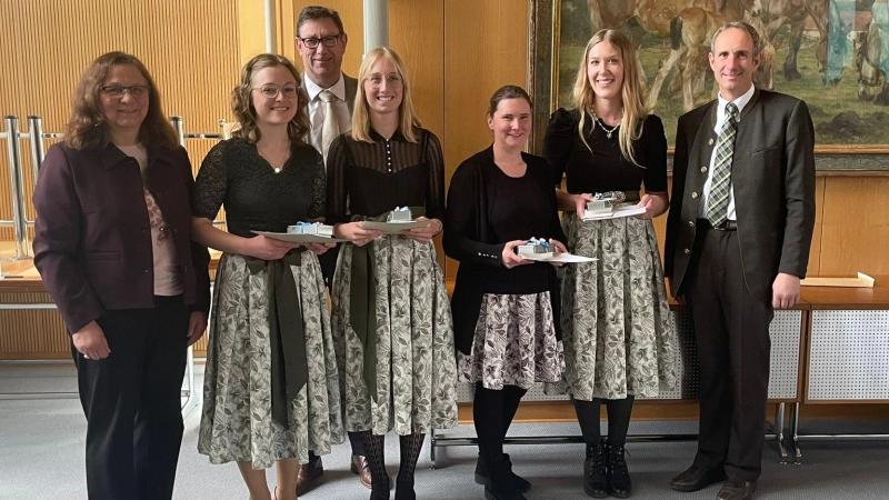 Landrat Martin Bayerstorfer mit den besten Absolventinnen im Bereich Hauswirtschaft, die aus den Landkreisen Erding und Freising stammen.  (Foto: © AELF Ebersberg-Erding)