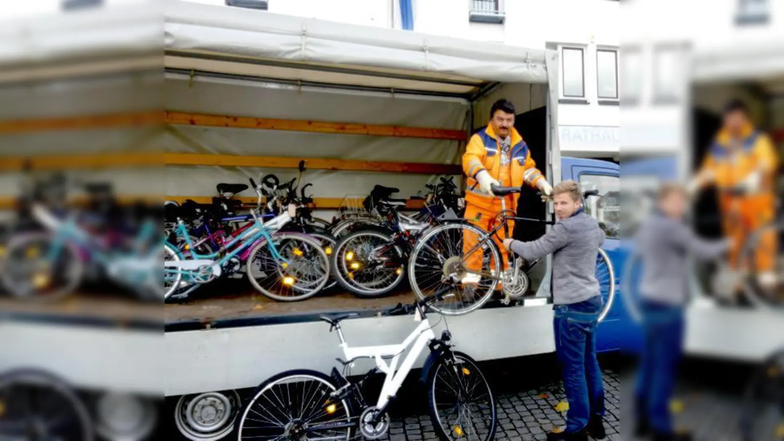 Im Oktober wurden 13 Fundräder, die zuvor von der Polizei­inspektion auf Diebstahl überprüft wurden, vom Bauhof ins Rathaus gebracht.	 (Foto: MO)