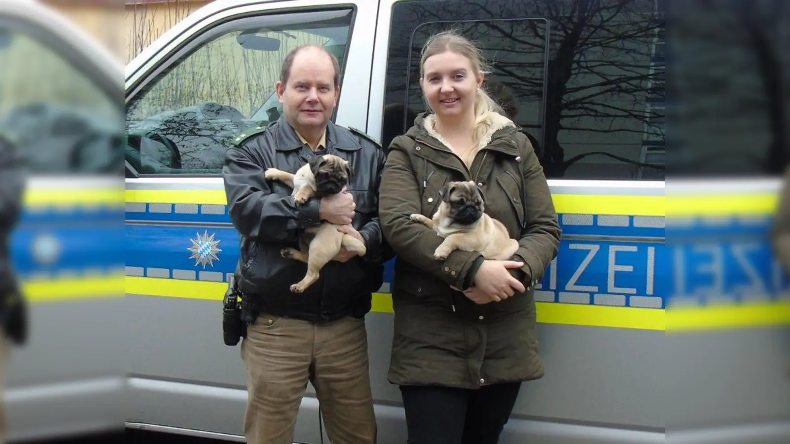 Polizeioberkommissar Thorsten L. mit der Tierschützerin und den beiden Welpen. (Foto: Polizei)