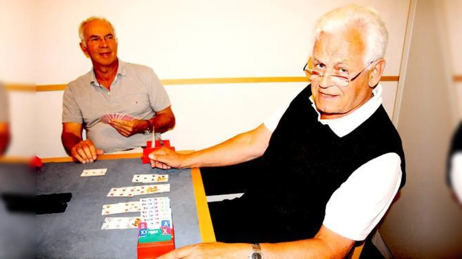 Michael Böger (r.) und Gerhard Thurn bei einem Turnier in der Bridgeresidenz. Der Bridgeclub Schwabing trifft sich dort jeden Mittwochabend.	 (Foto: js)
