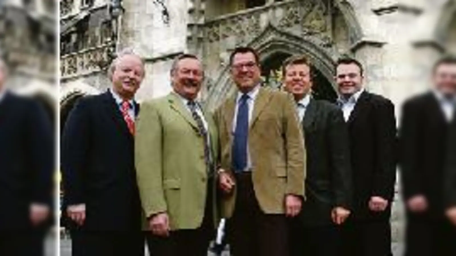 OB-Kandidat Josef Schmid (Mi.) mit seinem Wahlkampfteam Mario Schmidbauer, Helmut Pfundstein, Robert Brannekämper und Tobias Weiß (v. li.).  (Foto: cr)