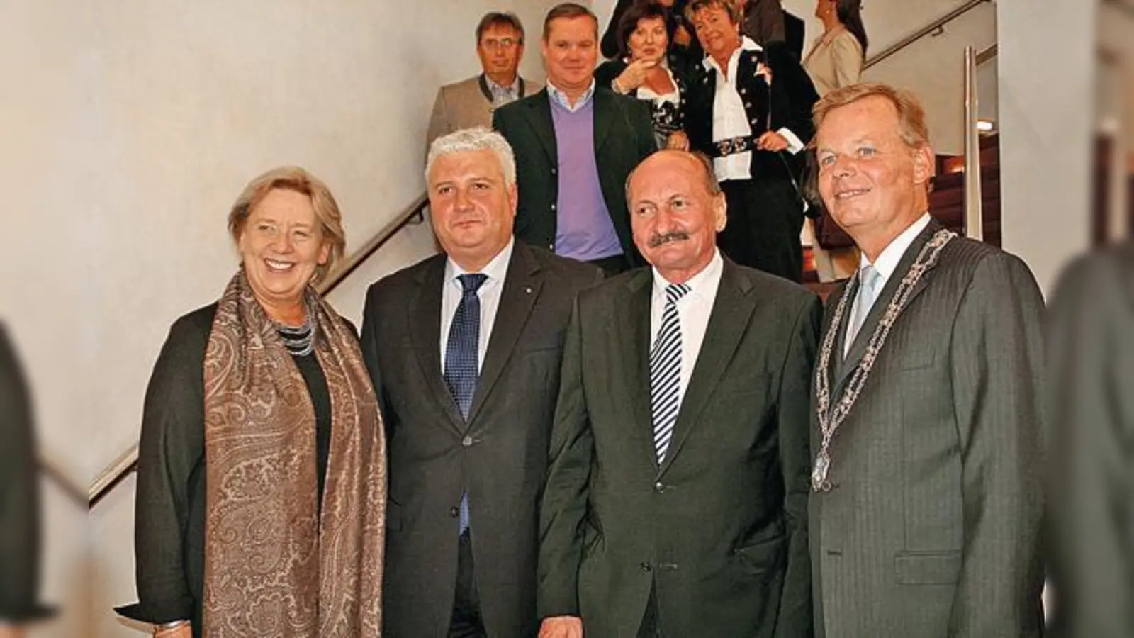 Bürgermeister Jan Neusiedl (r.) begrüßte Landrätin Johanna Rumschöttel sowie die Ehrengäste Jozef Kryworzeka und Jacek Juskiewicz aus Polen.  (Foto: hol)