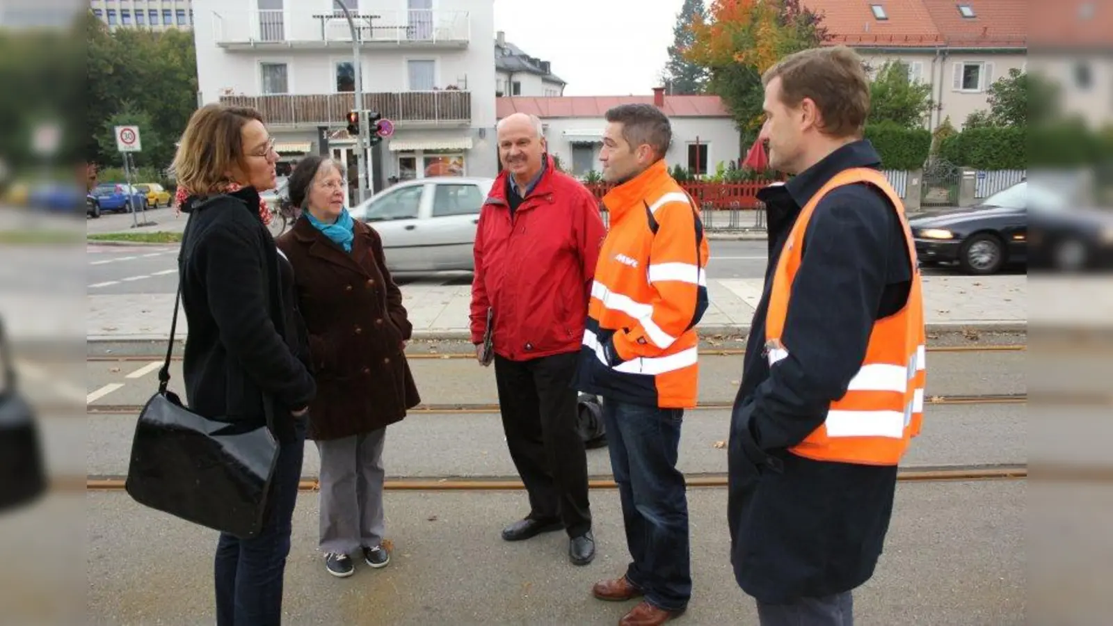 Landschaftsarchitektin Anja Wetzel mit Ingrid Standl und Romanus Scholz vom BA und den SWM-Mitarbeitern Christoph Göbel und Andreas Pfeiffer (v.l.) zum Ortstermin an der Tram-Haltestelle Am Knie. (Foto: US)