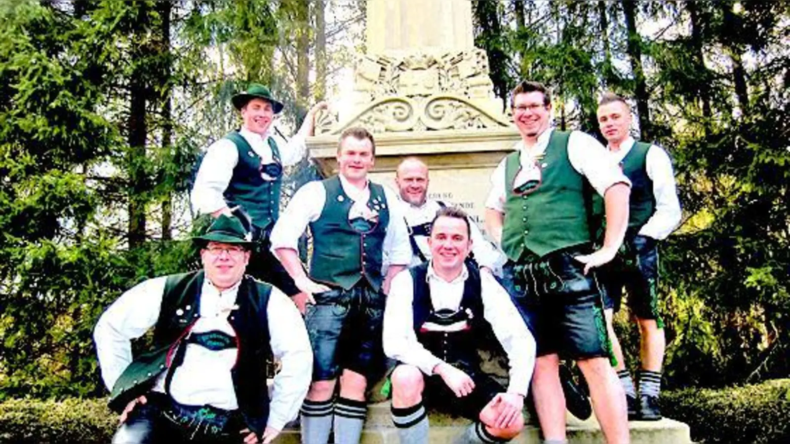 Der frisch gebackene Vorstand der Ottobrunner Burschen präsentiert sich. 	 (Foto: VA)