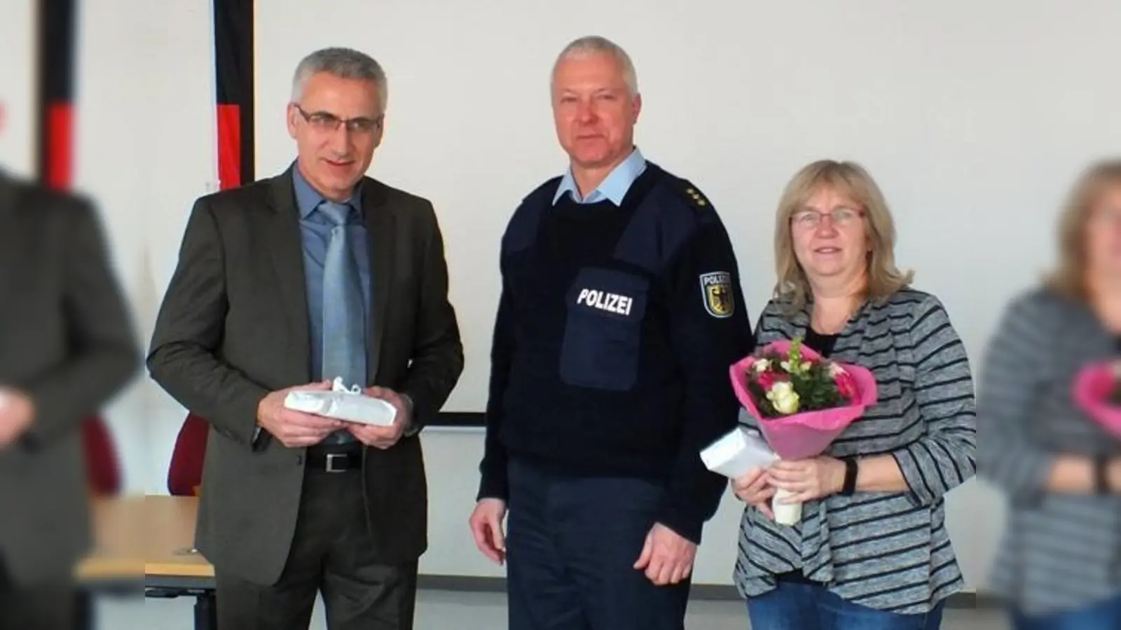 Leiter der Bundespolizeiinspektion München Jürgen Vanselow ehrte Herrn Bono Grgic und Frau Margot Salvermoser für ihr beherztes Eingreifen.	 (Foto: Bundespolizei)