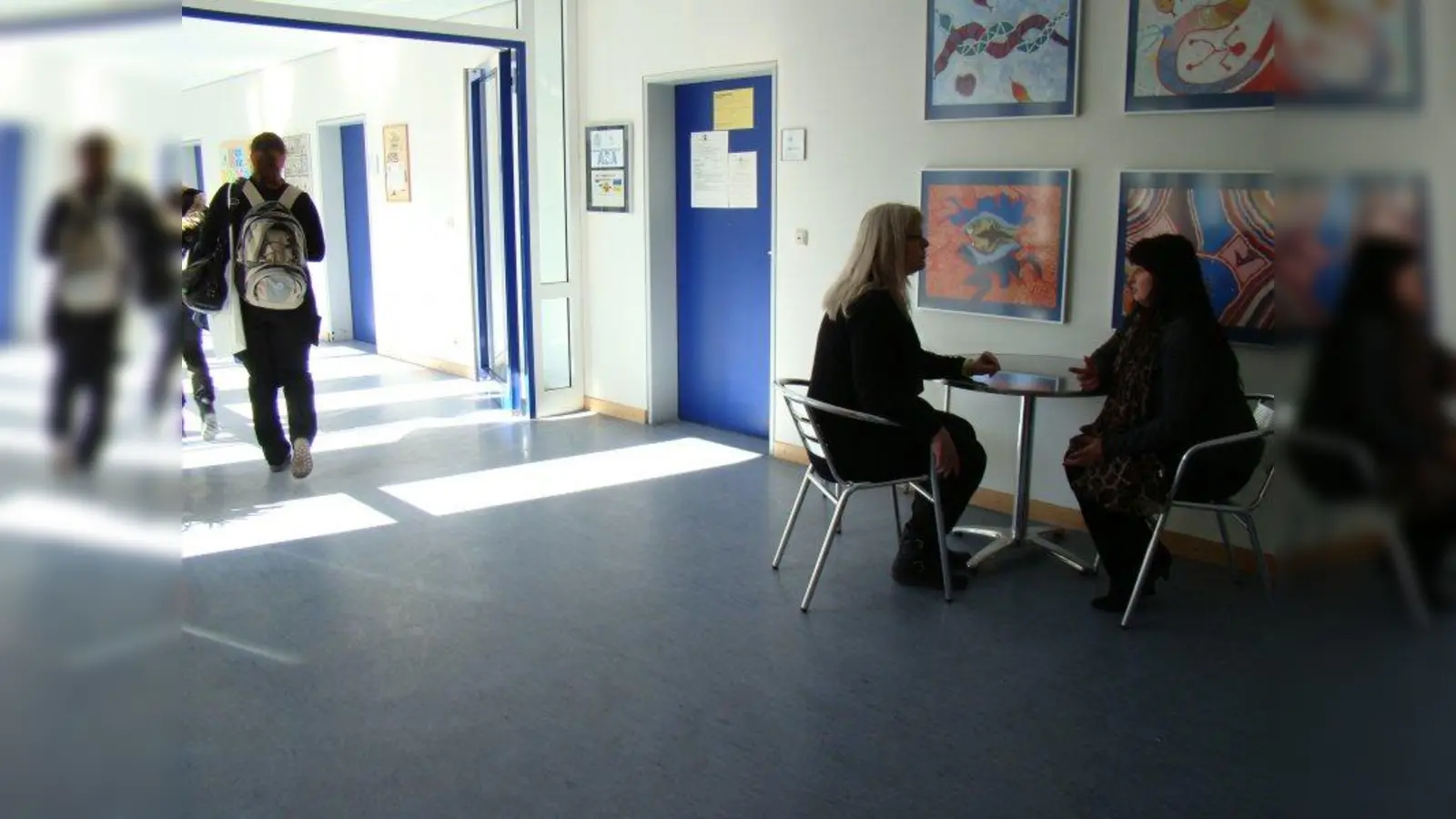 In dunklen Ecken auf dem Flur müssen Elterngespräche stattfinden. (Foto: pst)