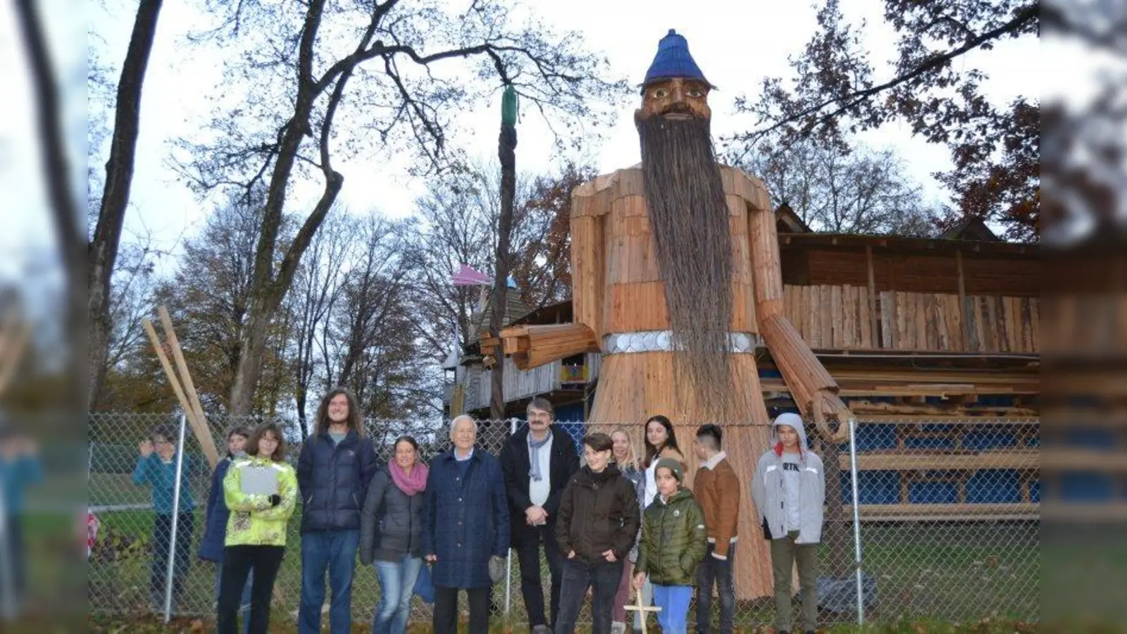 Die Einweihung der neuen Zauberer-Skulptur feierten die Kinder gemeinsam mit Luis Wimmer (Abenteuerspielplatz), Alexandra Krohn (Leiterin Jugendzentrum Laim) und den Projektpaten Peter Stöckle (Bezirksausschuss Laim) und Gerhard Glaser (Abenteuerspielplatz) (Erwachsene im Bild von links). (Foto: Das Laimer JZ/ ASP)