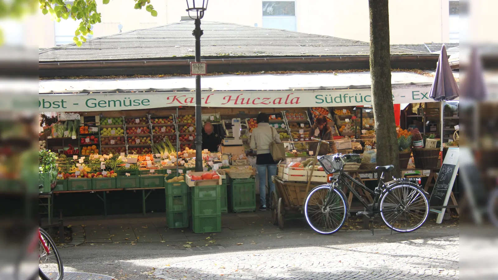 Seit über 100 Jahren im Herzen Schwabings bietet der Markt am Elisabethplatz das komplette Spektrum von Obst und Gemüse über Fleisch bis zu Feinkostprodukten. (Foto: archiv)