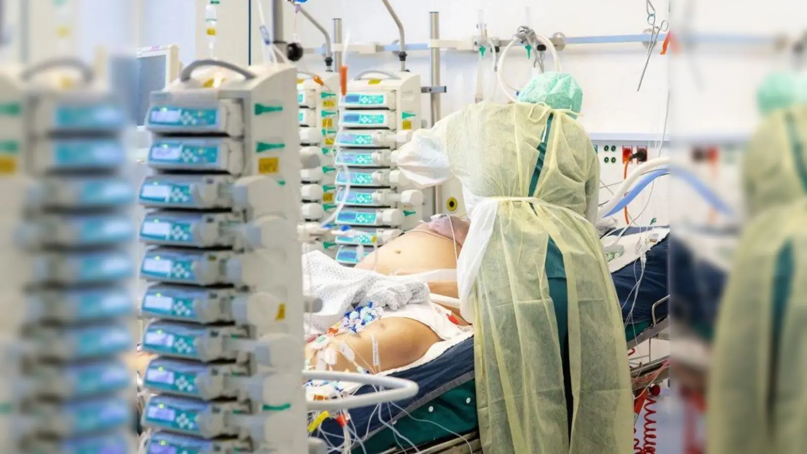 Aus Mitarbeitern mit Intensiv- und Beatmungserfahrung, die in verschiedenen Bereichen im Klinikum gearbeitet haben, wurden neue Teams zusammengestellt. So konnten neue Intensivbetten geöffnet werden. Die Lücken, die dadurch an anderer Stelle entstehen, sind aber nicht mehr zur schließen. (Foto: LMU Klinikum)