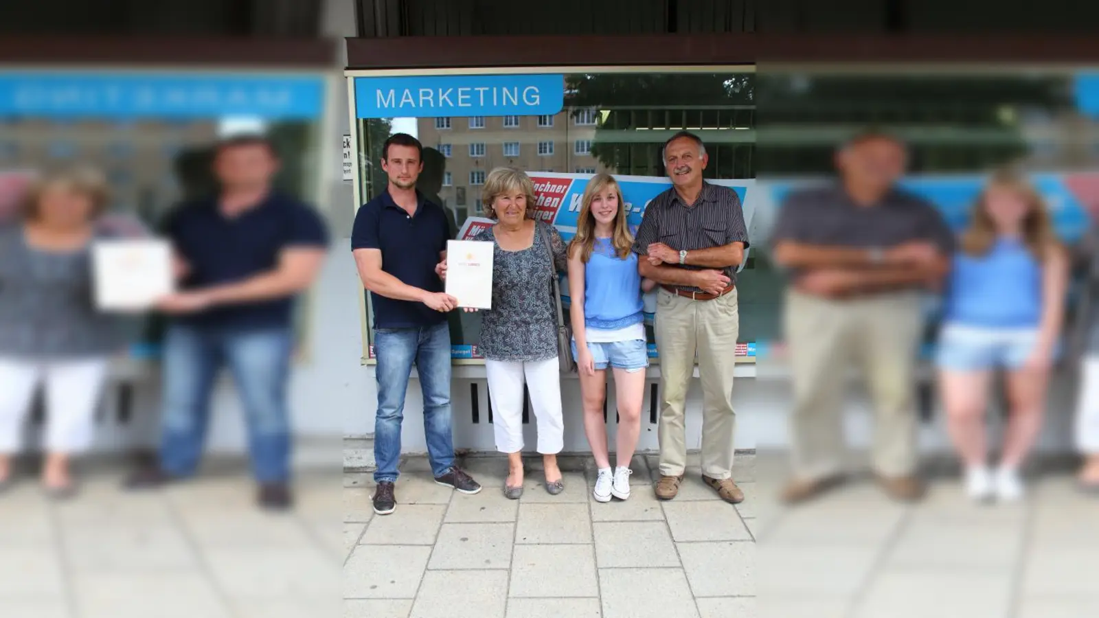 2. Platz: Lisa Bär (19) schrieb ihren Großeltern Erwin und Roswitha Breitschädel ein schönes Gedicht, um ihrer Liebe und Dankbarkeit Ausdruck zu verleihen. Hans Tetzner aus der Redaktion überreichte den Gutschein für zwei Übernachtungen im Hotel Sommer. (Foto: E.S.)