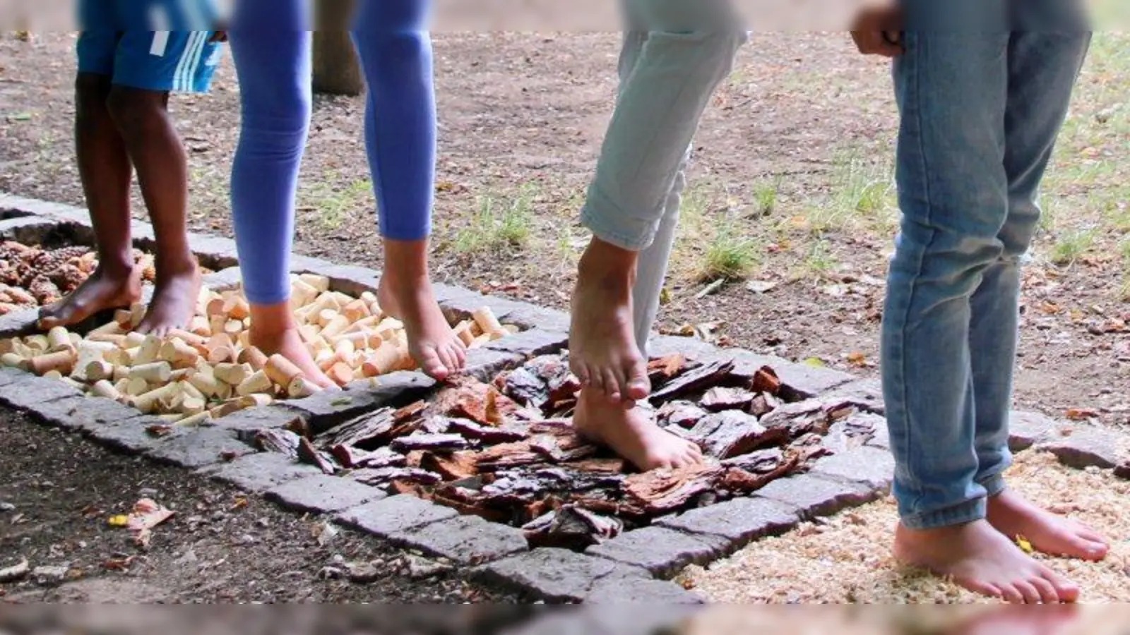 Schulgelände schön gestalten und intensiv nutzen: Dafür gibt es nun viele kleine Veränderungen an der Oselschule, wie zum Beispiel der selbst angelegte Barfußpfad. (Foto: us)